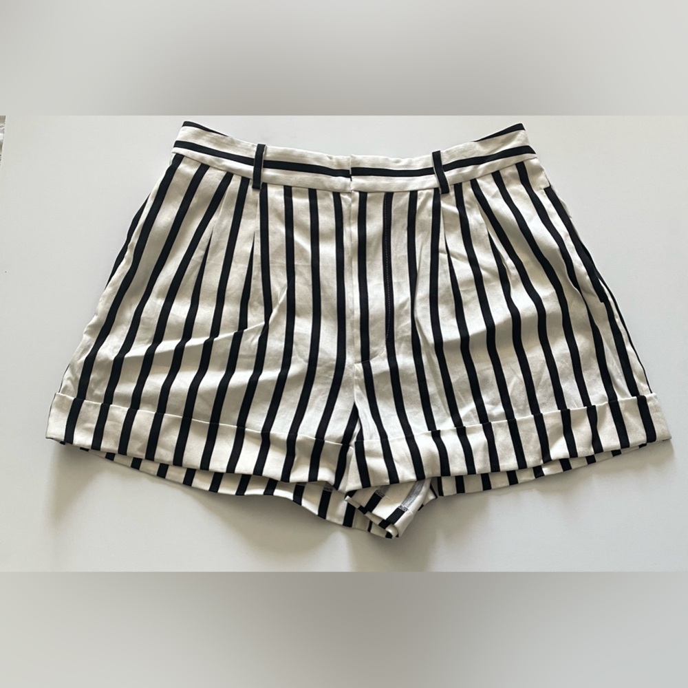 NWT ALICE+OLIVIA Monochromed Striped Shorts